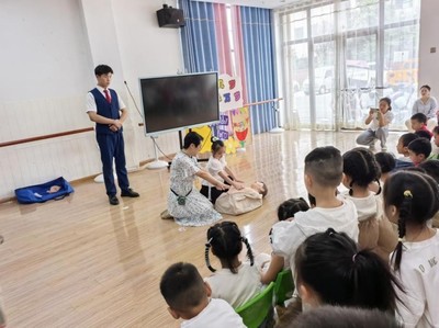 藝術(shù)點(diǎn)亮安全，攜手共筑童心夢——藝術(shù)設(shè)計(jì)學(xué)院教師赴慧聰幼兒園開展融合式社會培訓(xùn)