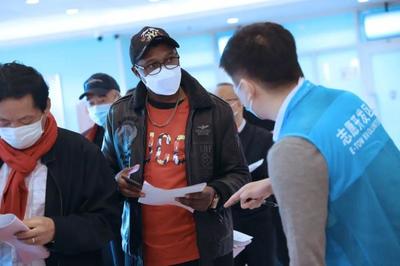 防疫無(wú)國(guó)界!北京經(jīng)開(kāi)區(qū)新冠疫苗接種點(diǎn)為外籍人士提供暖心服務(wù)